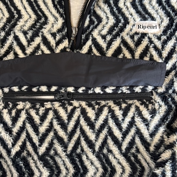 Great condition. Rip curl black and cream fuzzy 1/4 zip jacket. Pouch pocket! - Picture 4 of 4
